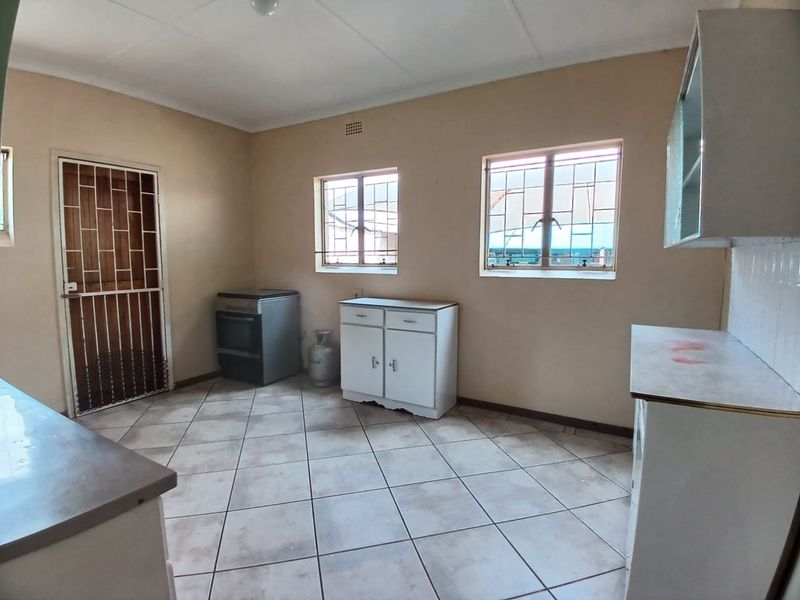 Move-in ready family house for sale in Sasolburg close to schools and CBD - Photo 6