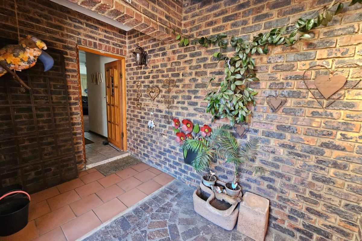 Beautiful Townhouse for Sale in Popular Sasolburg Complex! - Photo 2