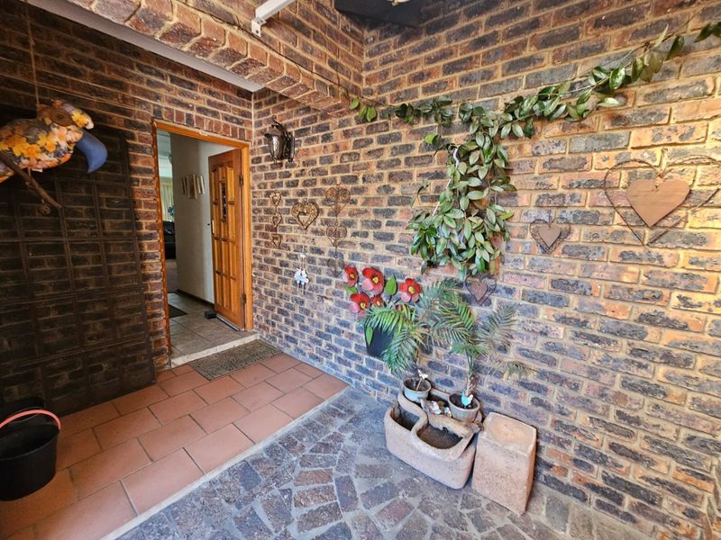 Beautiful Townhouse for Sale in Popular Sasolburg Complex! - Photo 2