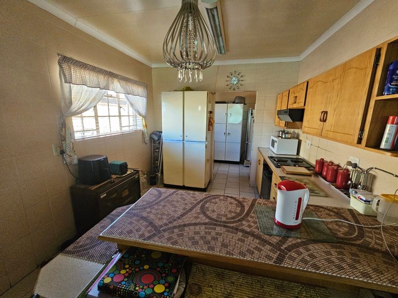 Beautiful Townhouse for Sale in Popular Sasolburg Complex! - Photo 7