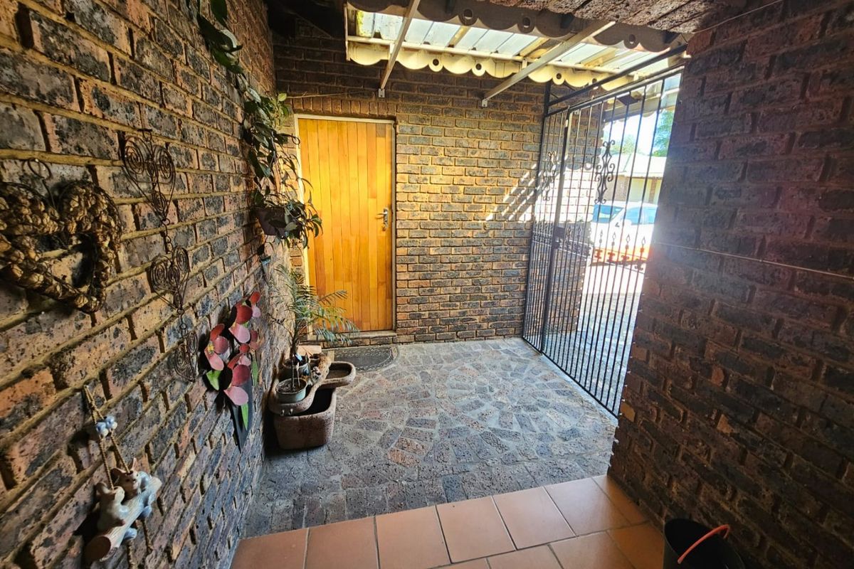 Beautiful Townhouse for Sale in Popular Sasolburg Complex! - Photo 4