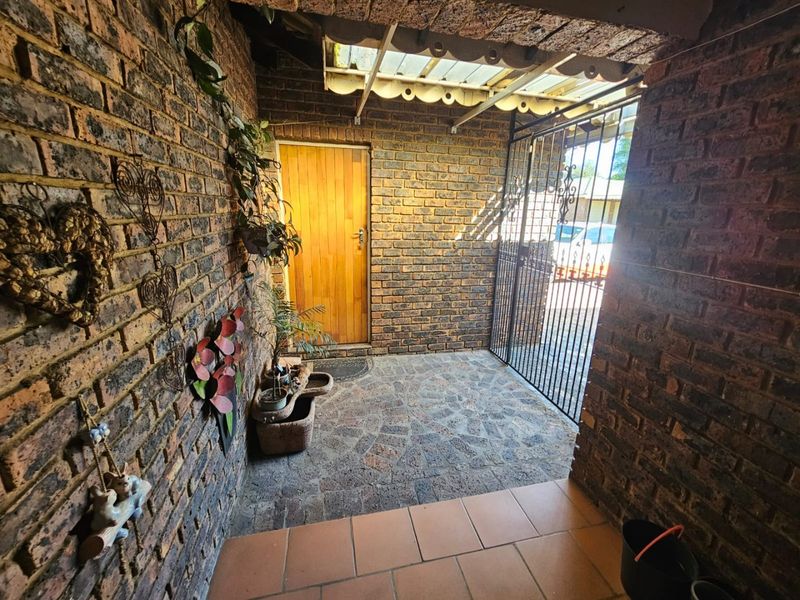 Beautiful Townhouse for Sale in Popular Sasolburg Complex! - Photo 4