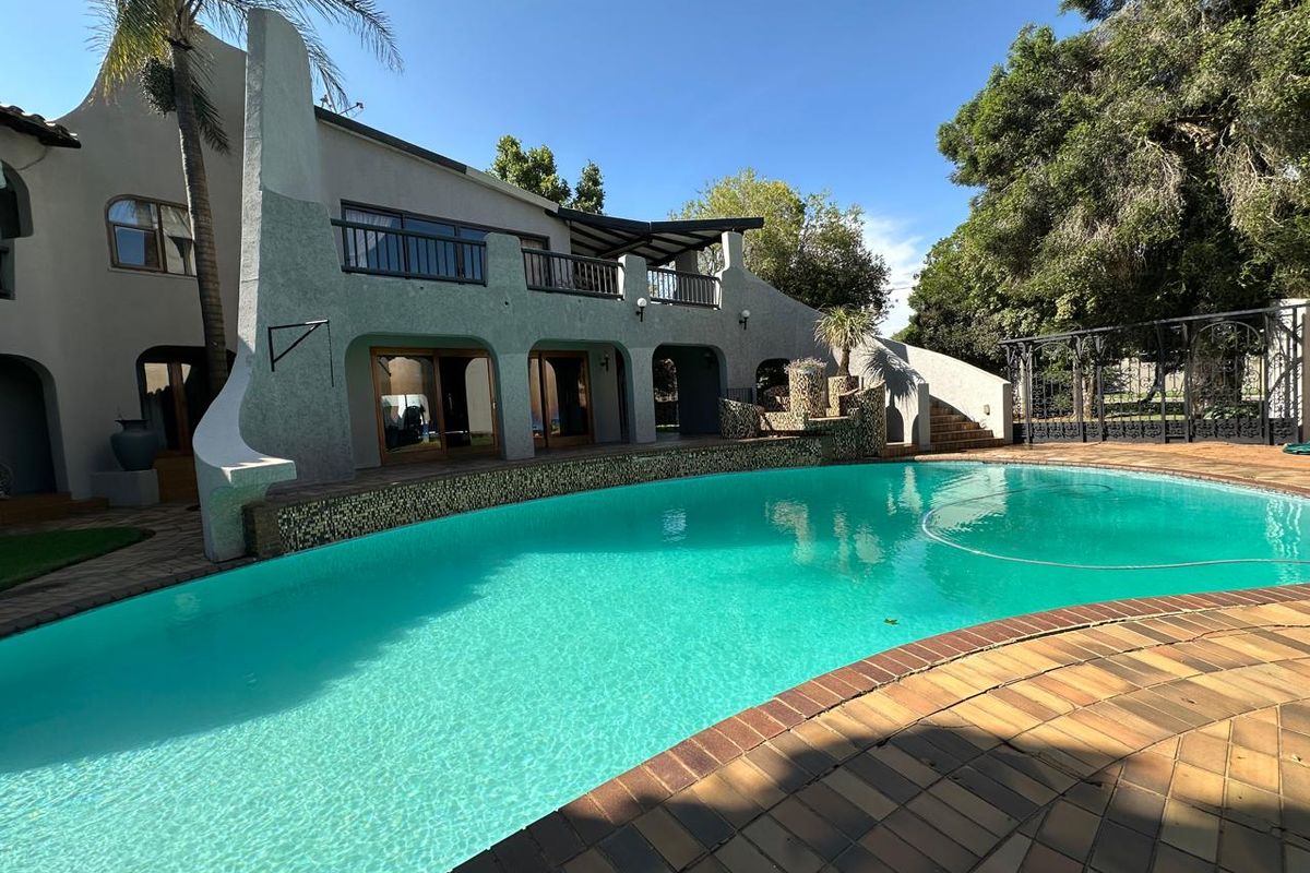 Luxury living at its finest only at R 7 610 000, In The Heart Of Roshnee ! - Photo 2