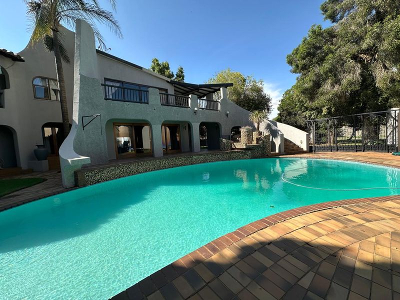 Luxury living at its finest only at R 7 610 000, In The Heart Of Roshnee ! - Photo 2