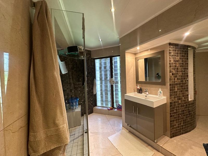 Luxury living at its finest only at R 7 610 000, In The Heart Of Roshnee ! - Photo 10