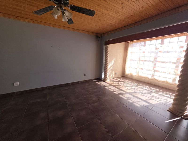 BEAUTIFUL FAMILY HOME TO RENT IN SASOLBURG - Photo 4