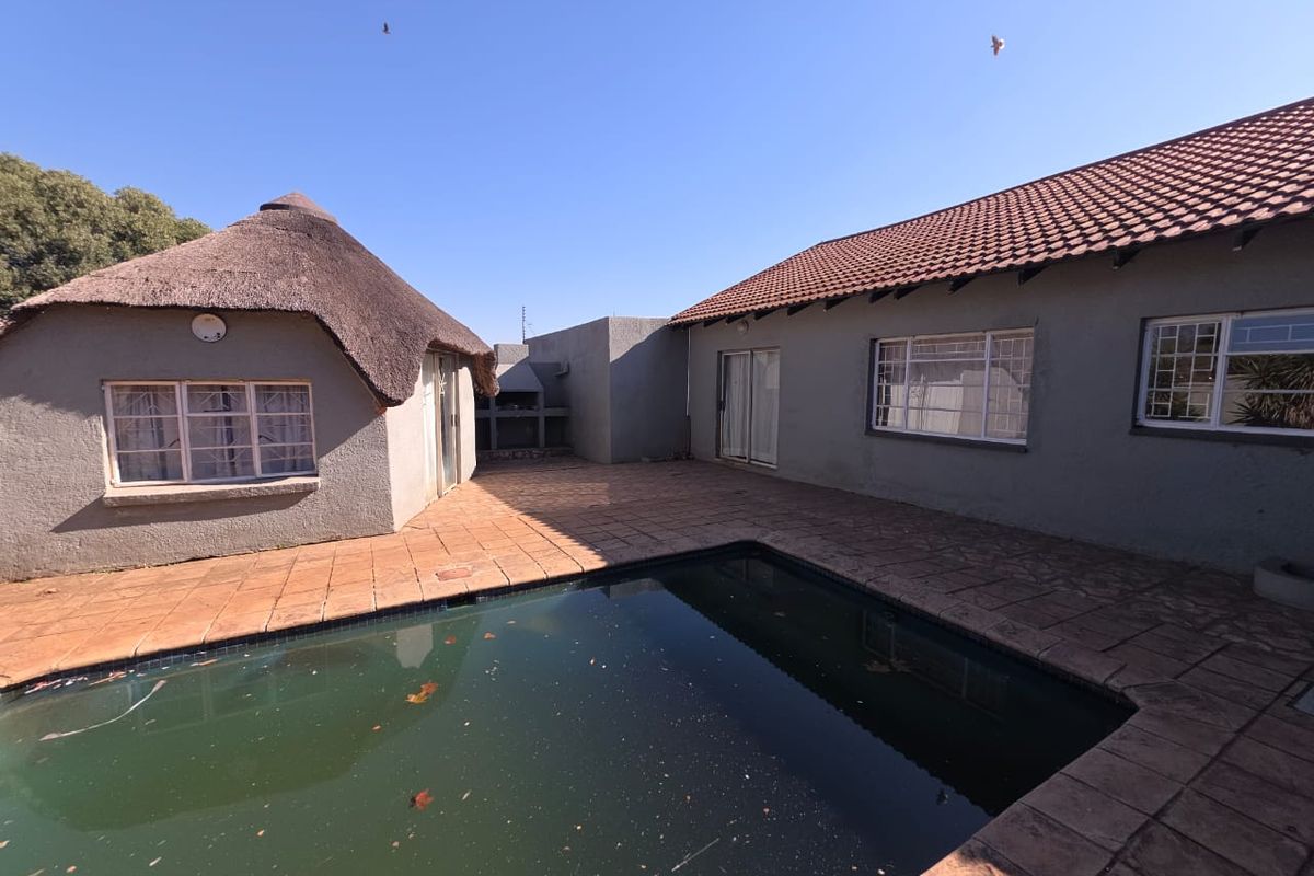 BEAUTIFUL FAMILY HOME TO RENT IN SASOLBURG - Photo 2