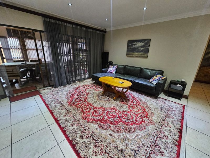 Absolute Gem Townhouse for Sale in Vaalpark! - Photo 2