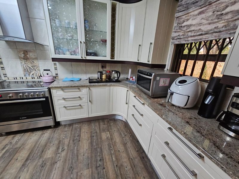 Absolute Gem Townhouse for Sale in Vaalpark! - Photo 8