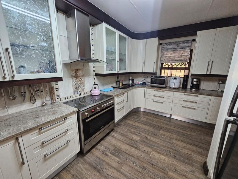 Absolute Gem Townhouse for Sale in Vaalpark! - Photo 7