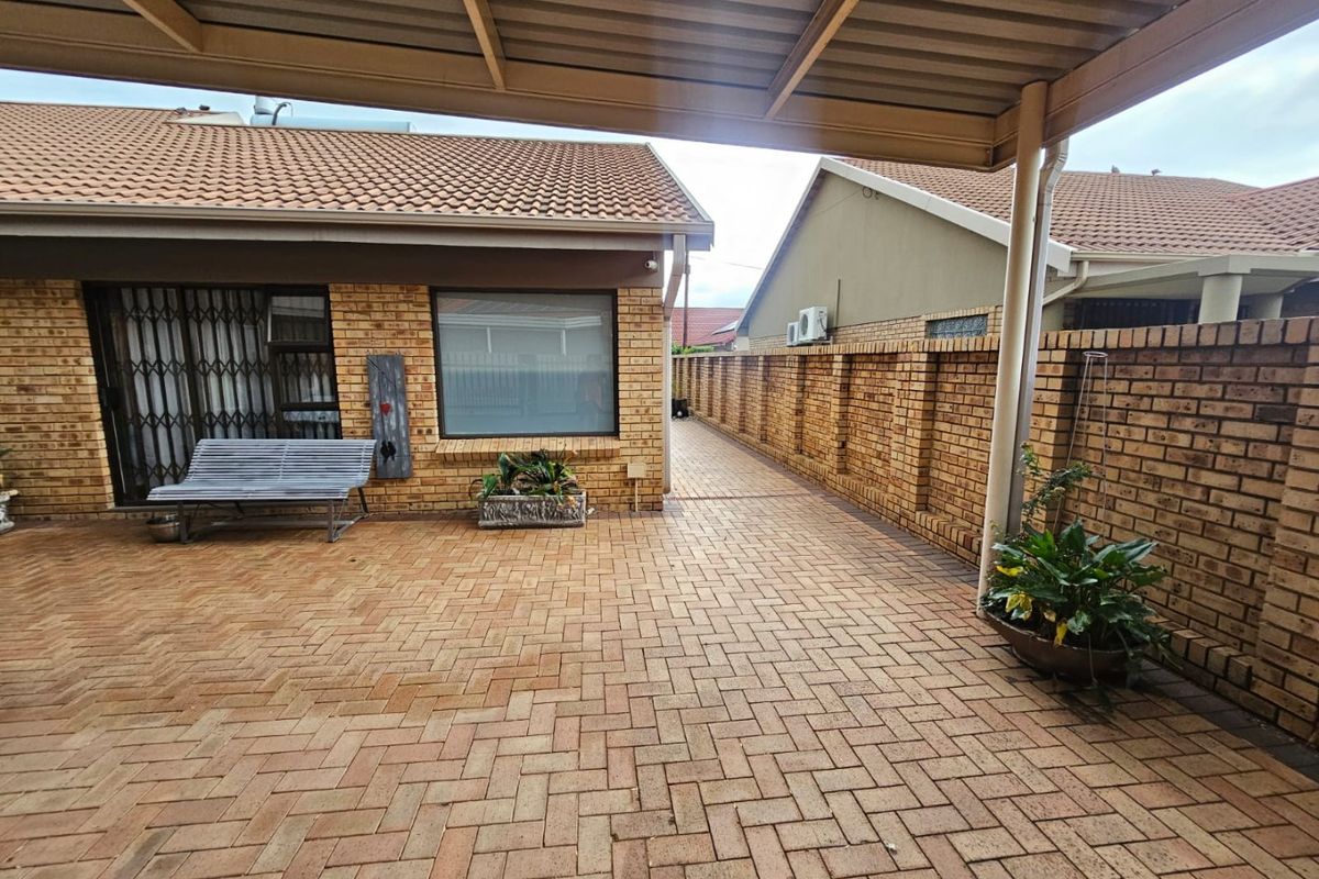 Absolute Gem Townhouse for Sale in Vaalpark! - Photo 4