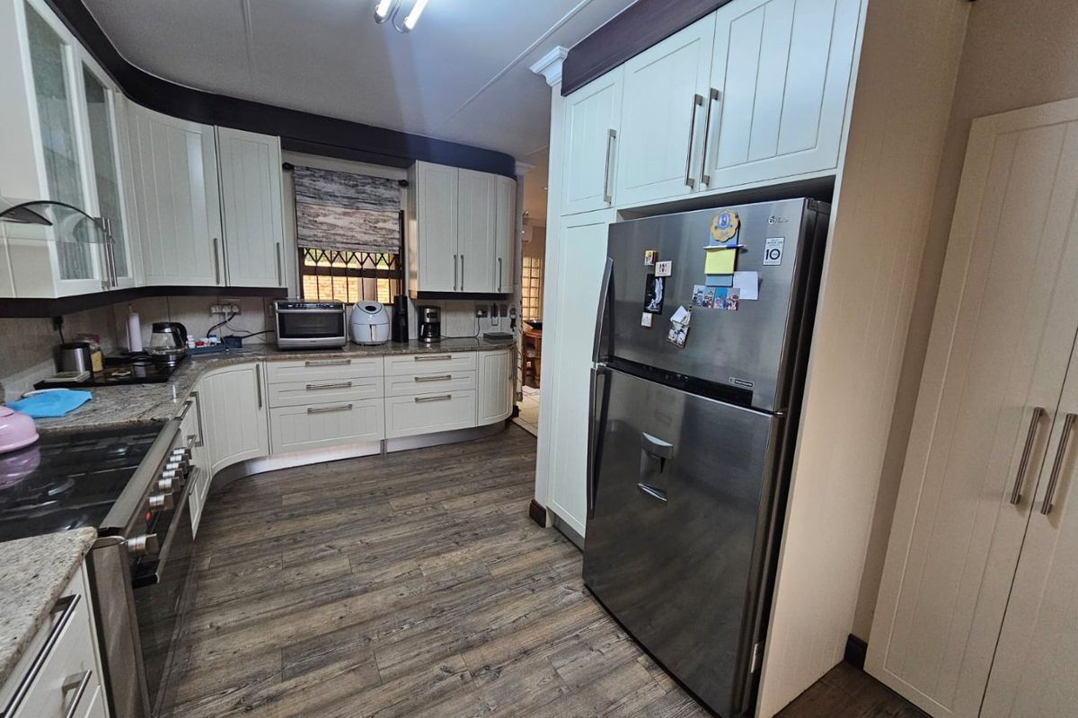 Absolute Gem Townhouse for Sale in Vaalpark! - Photo 5