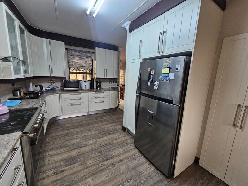 Absolute Gem Townhouse for Sale in Vaalpark! - Photo 5