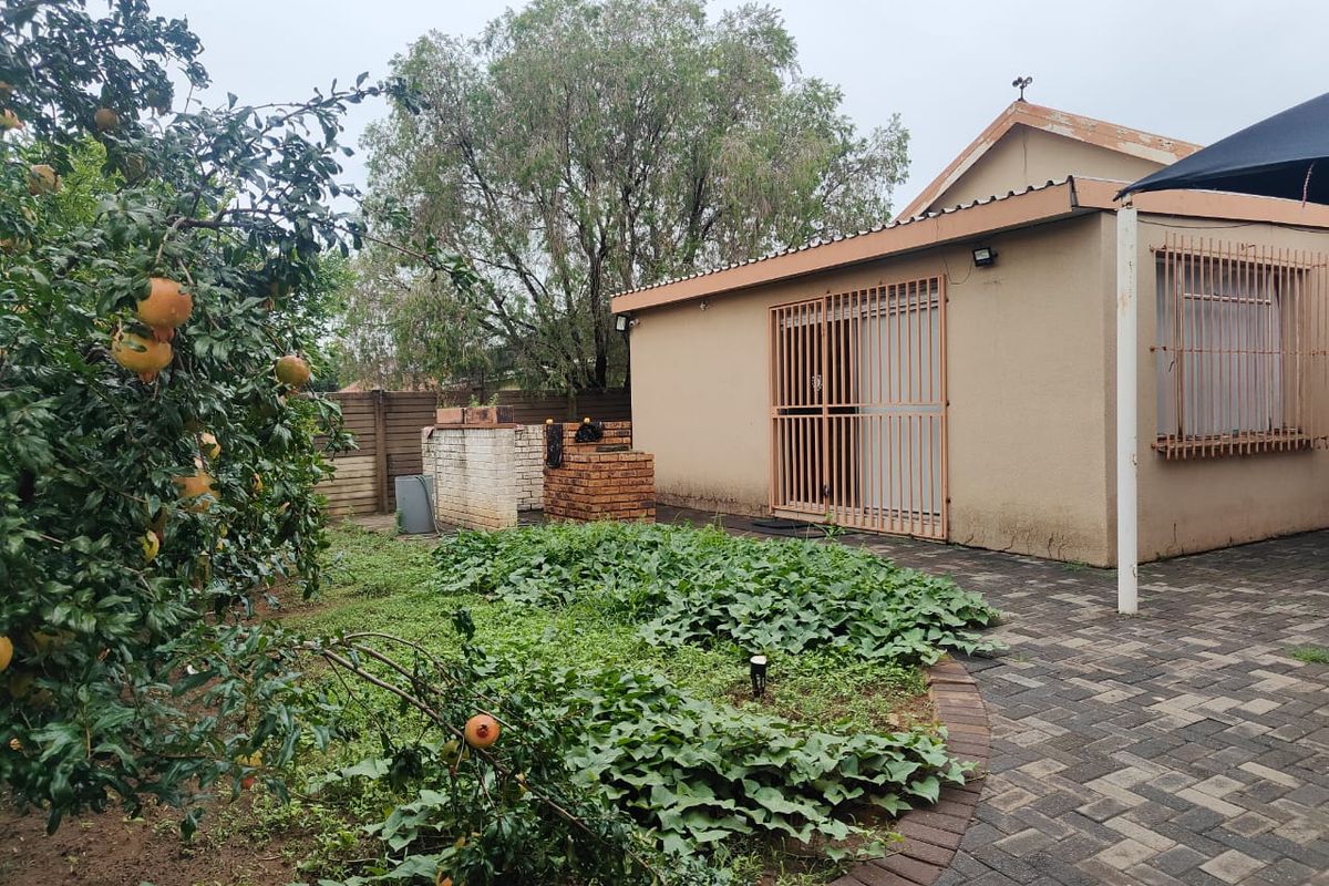 Fantastic spacious 4 bedroom house for Sale in Vaalpark. - Photo 4