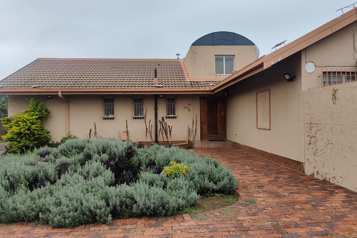 Fantastic spacious 4 bedroom house for Sale in Vaalpark. - Photo 2