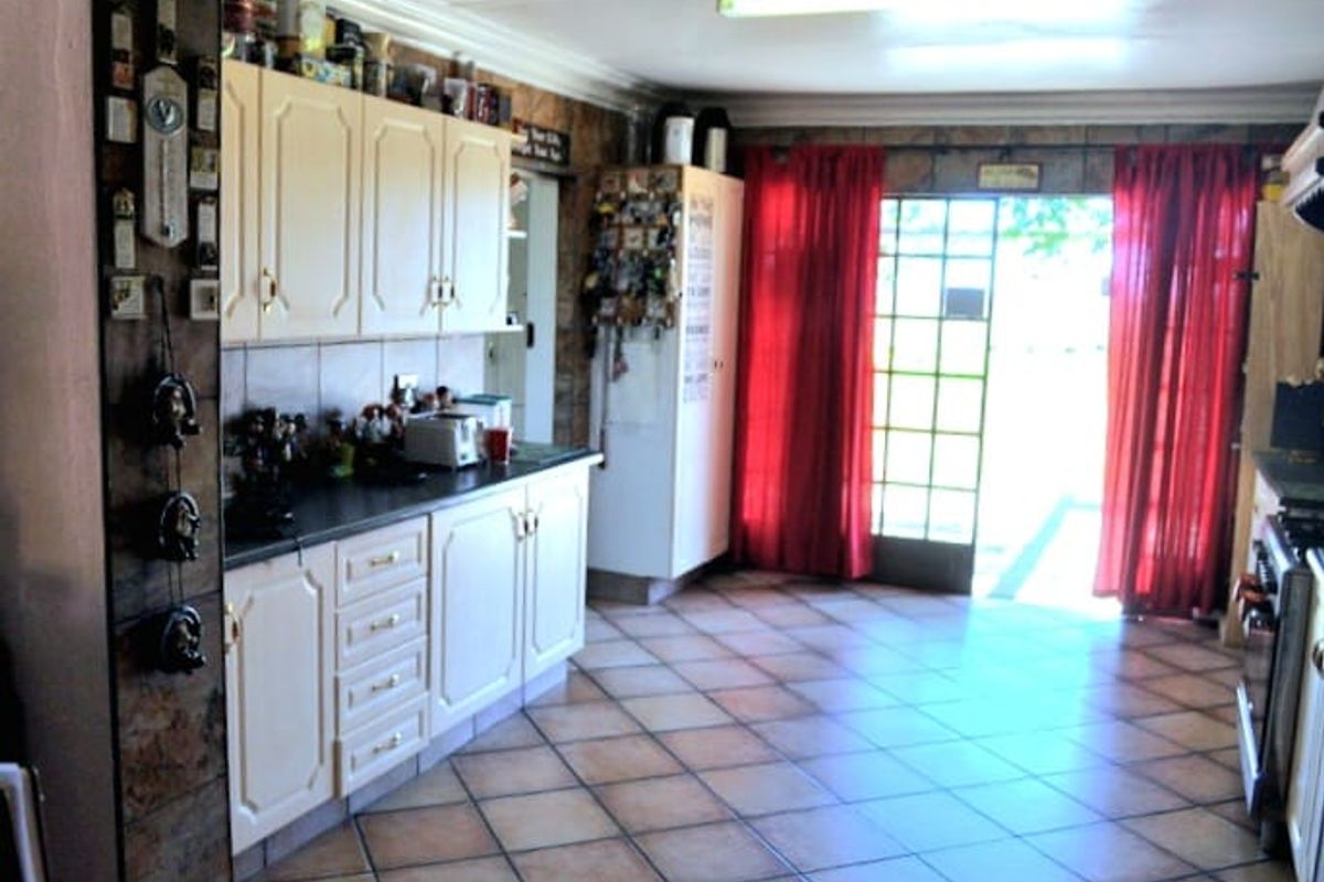 SMALL HOLDING FOR SALE WITH BEAUTIFUL VIEWS OF THE VAALDAM. - Photo 3