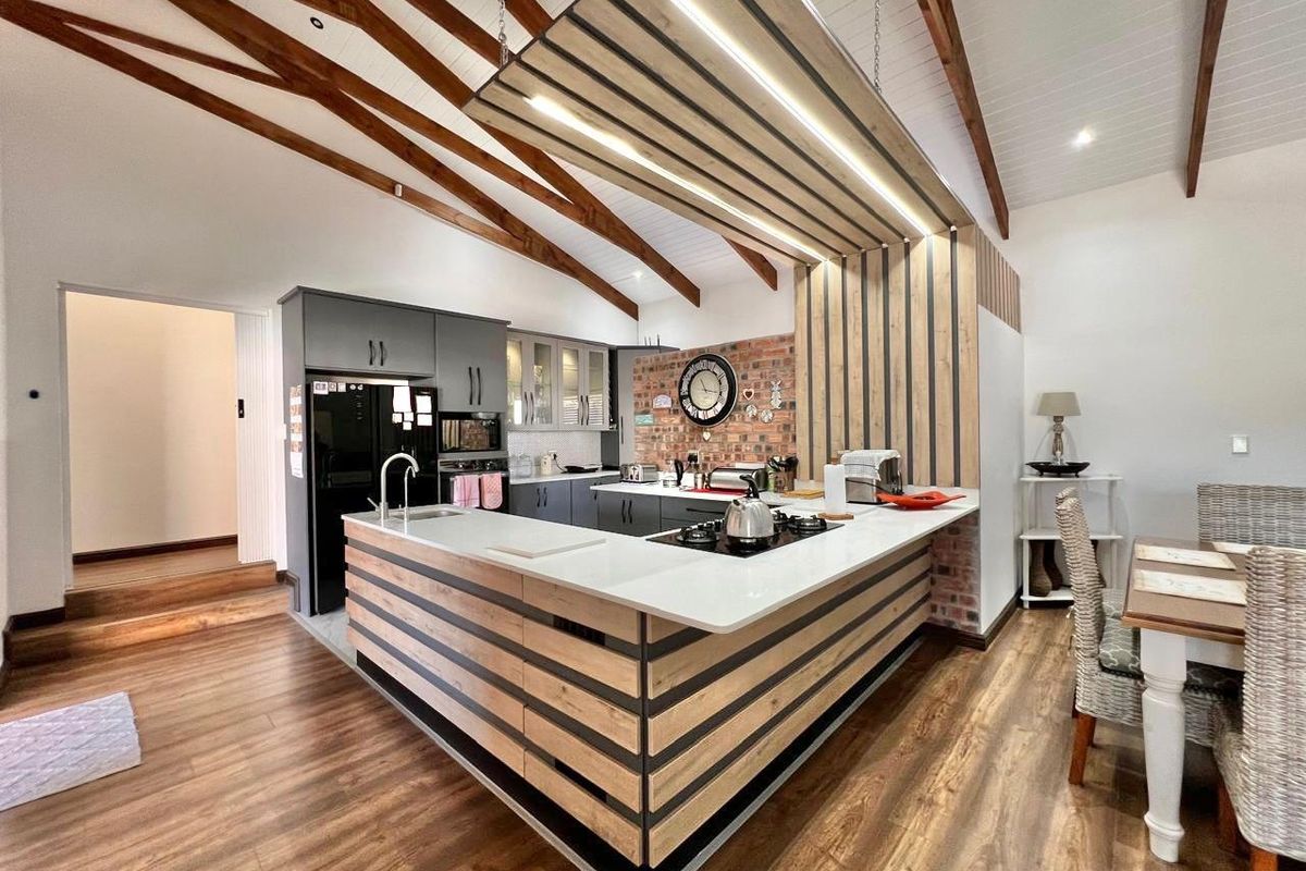 Modern family home with Breathtaking Kloof Views - Photo 4