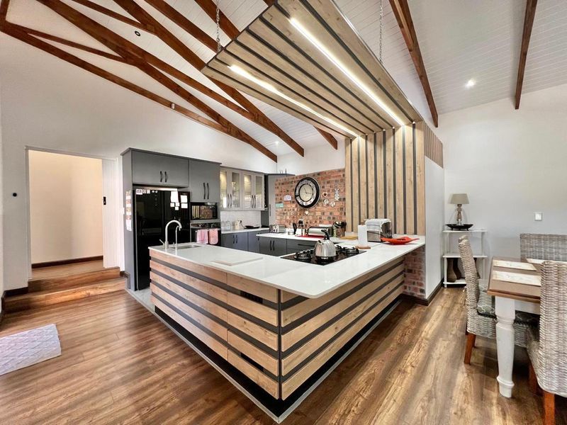 Modern family home with Breathtaking Kloof Views - Photo 4