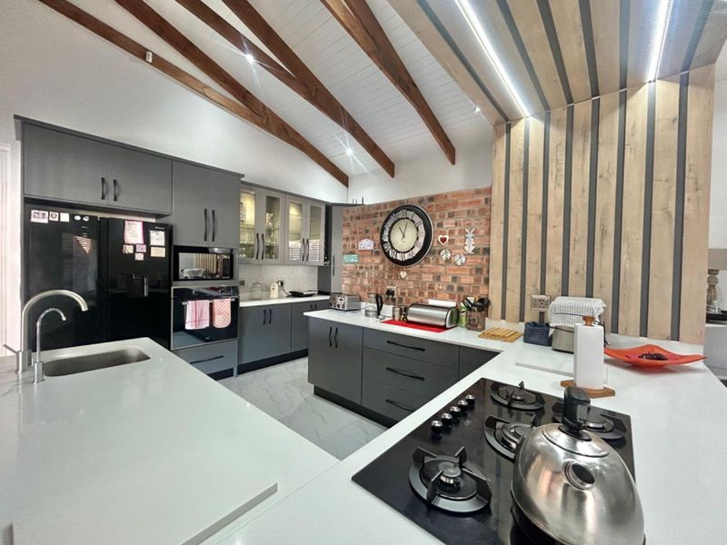 Modern family home with Breathtaking Kloof Views - Photo 10