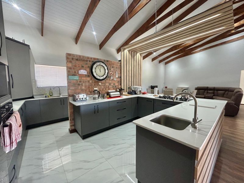 Modern family home with Breathtaking Kloof Views - Photo 9