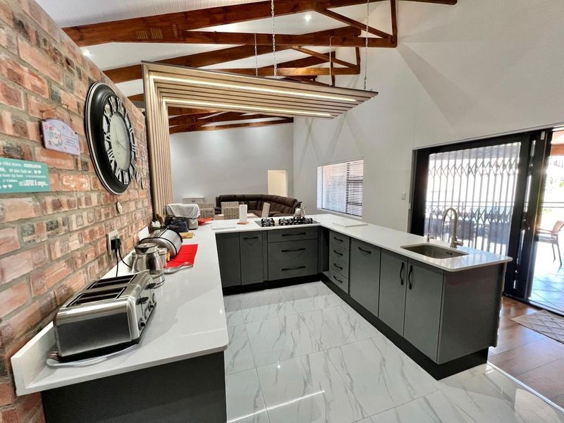 Modern family home with Breathtaking Kloof Views - Photo 8