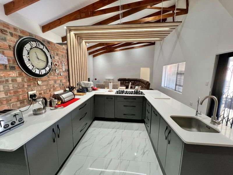 Modern family home with Breathtaking Kloof Views - Photo 7