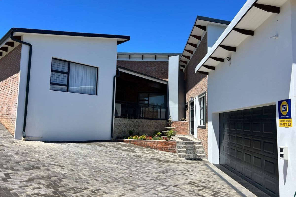 Modern family home with Breathtaking Kloof Views - Photo 2
