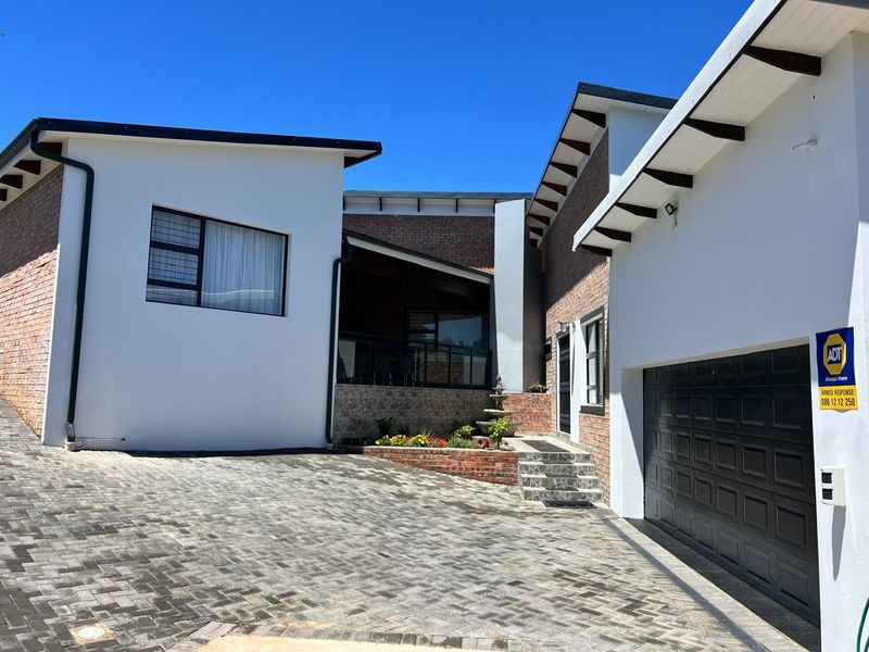 Modern family home with Breathtaking Kloof Views - Photo 2