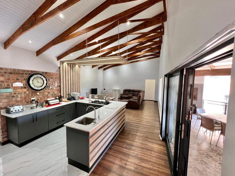 Modern family home with Breathtaking Kloof Views - Photo 6