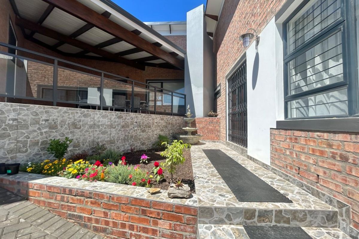 Modern family home with Breathtaking Kloof Views - Photo 3