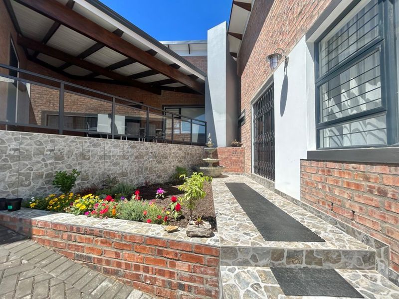 Modern family home with Breathtaking Kloof Views - Photo 3