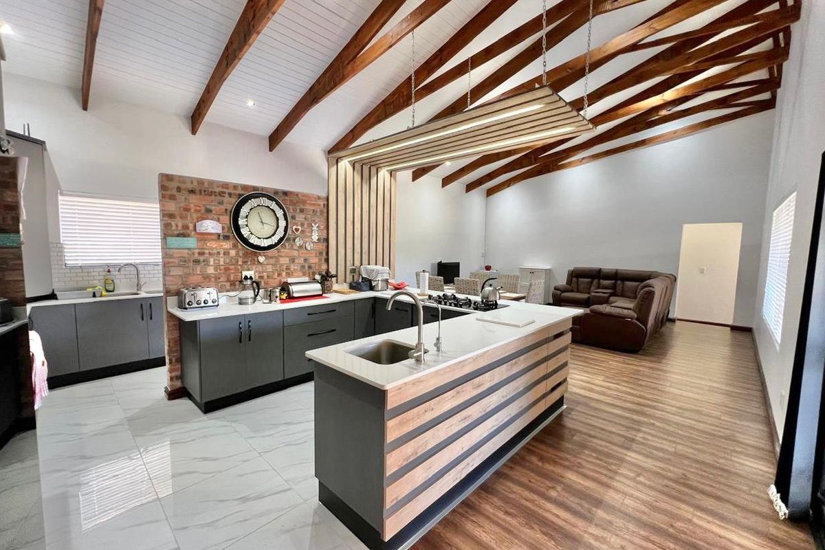 Modern family home with Breathtaking Kloof Views - Photo 5