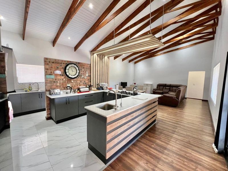 Modern family home with Breathtaking Kloof Views - Photo 5