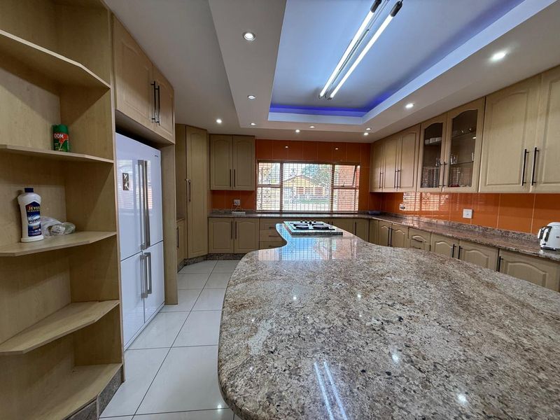 4 Bedroom Spacious Family Home - Photo 6