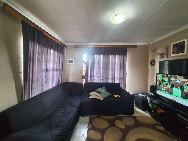CE 4 2 Bedrooms House Up For Grabs. - Photo 4