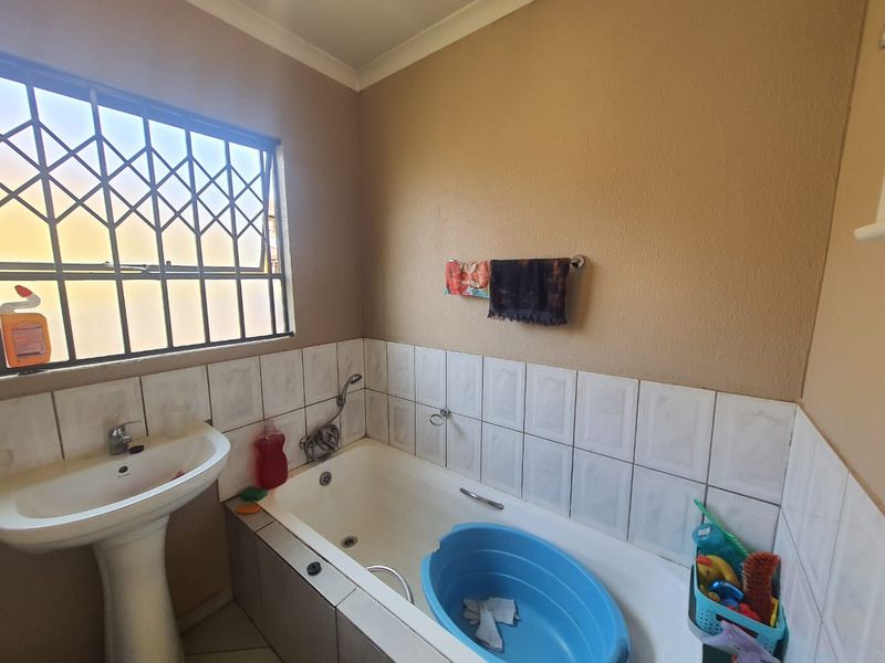 CE 4 2 Bedrooms House Up For Grabs. - Photo 8