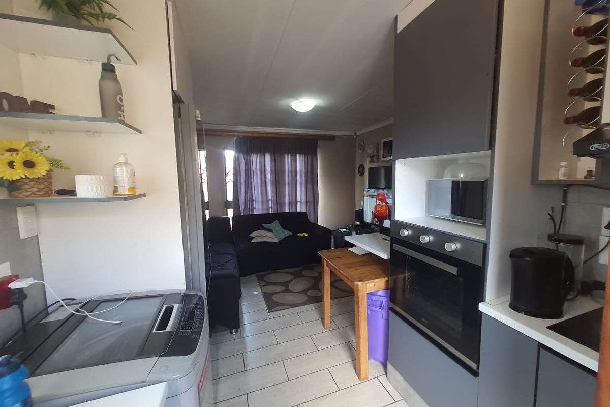 CE 4 2 Bedrooms House Up For Grabs. - Photo 2