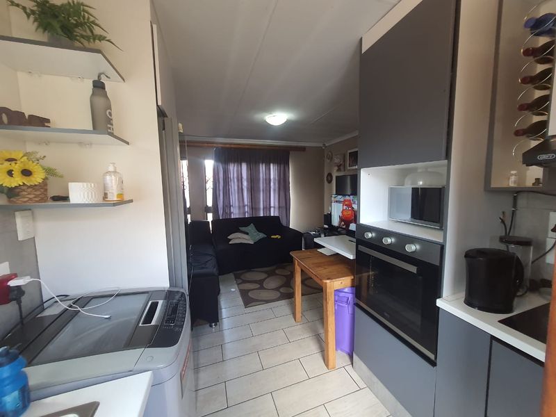 CE 4 2 Bedrooms House Up For Grabs. - Photo 2