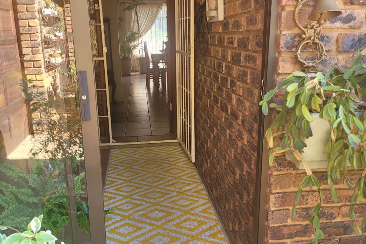 Amazing home up for grabs in Falcon Ridge!! - Photo 3