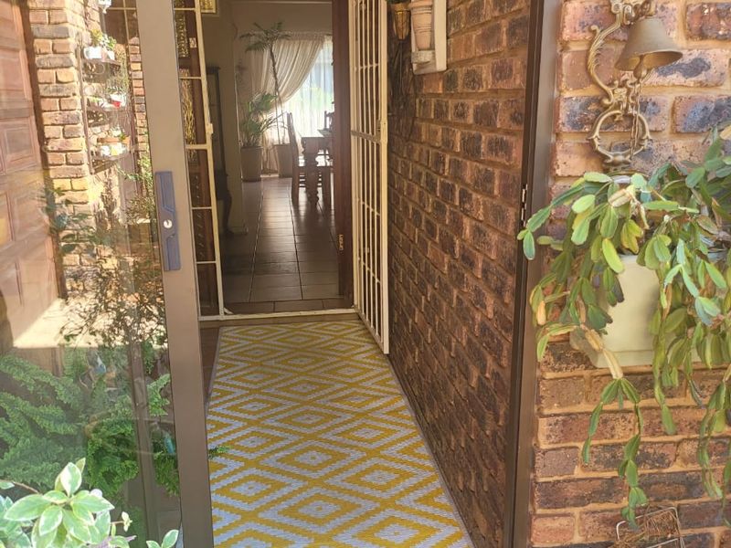 Amazing home up for grabs in Falcon Ridge!! - Photo 3