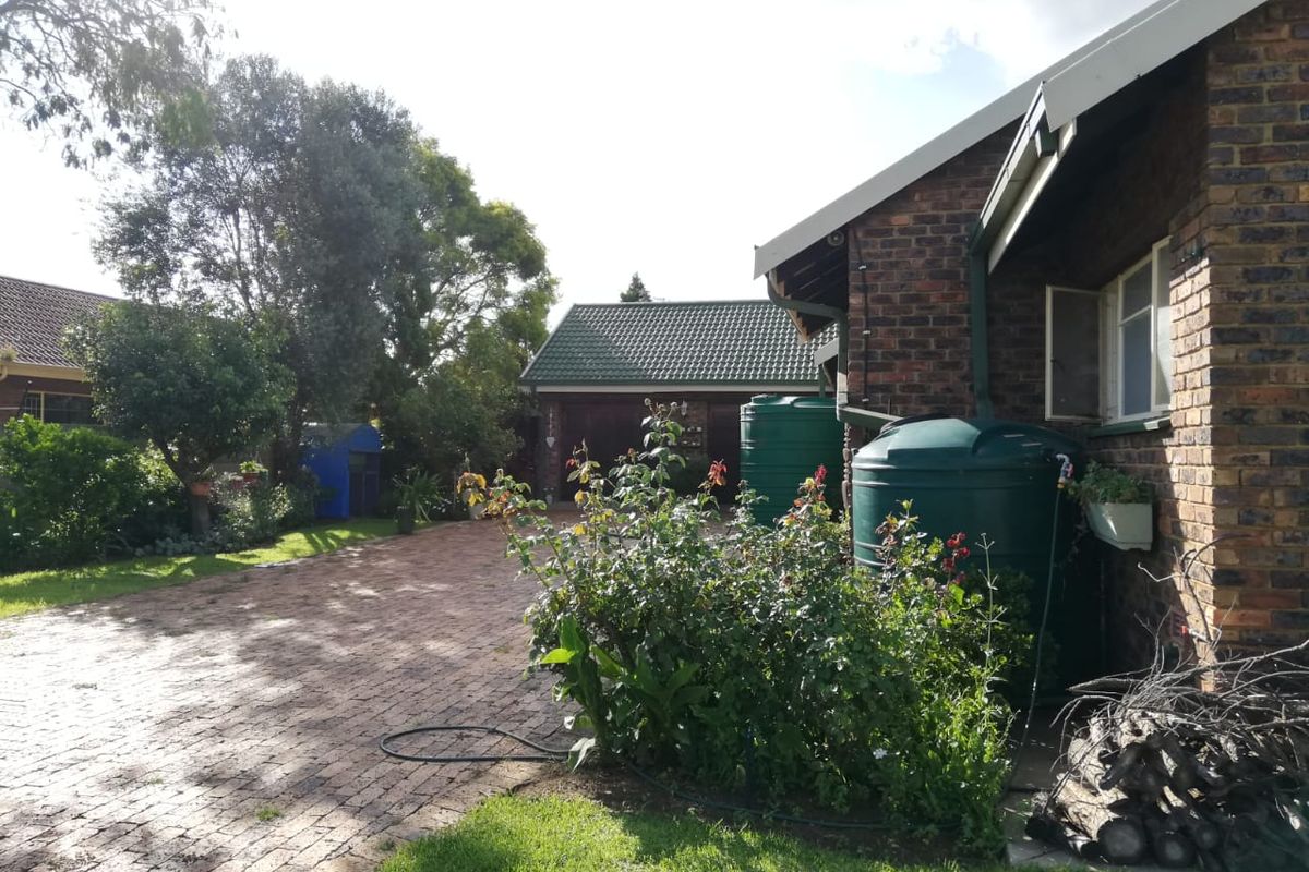 Amazing home up for grabs in Falcon Ridge!! - Photo 2