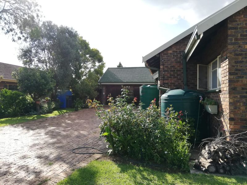 Amazing home up for grabs in Falcon Ridge!! - Photo 2