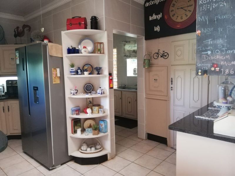 Amazing home up for grabs in Falcon Ridge!! - Photo 9