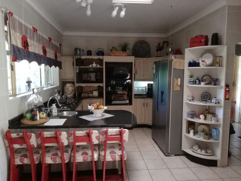 Amazing home up for grabs in Falcon Ridge!! - Photo 8