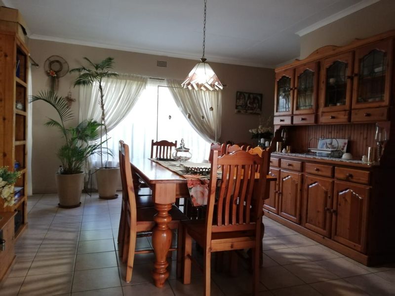 Amazing home up for grabs in Falcon Ridge!! - Photo 7