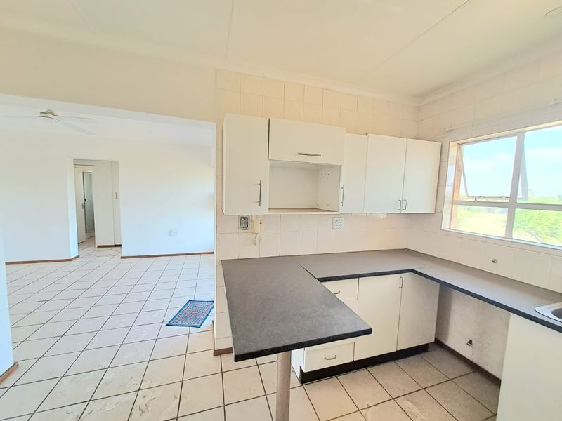 Neat, move-in ready townhouse for sale in secure complex with lots of extras - Photo 4