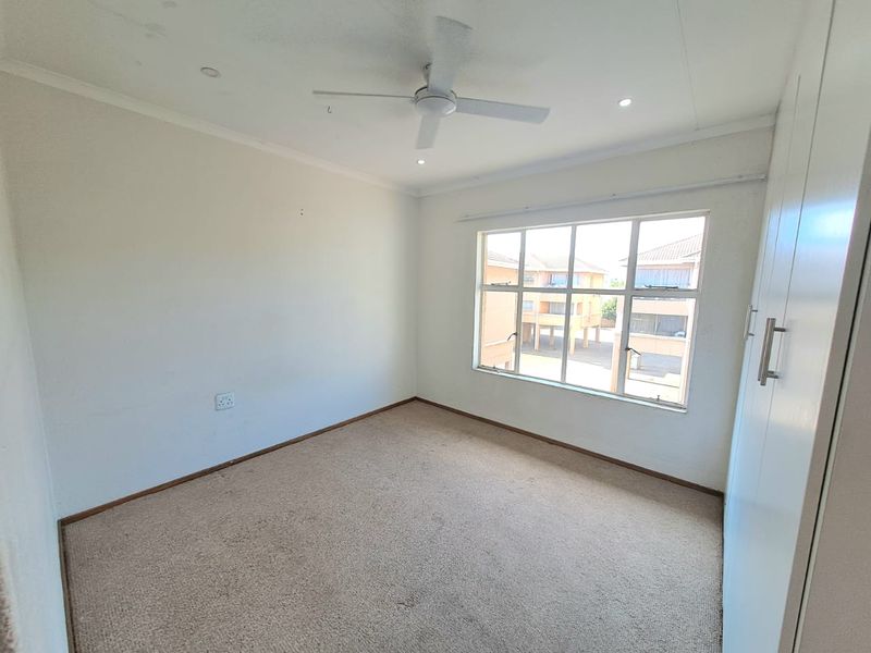 Neat, move-in ready townhouse for sale in secure complex with lots of extras - Photo 10