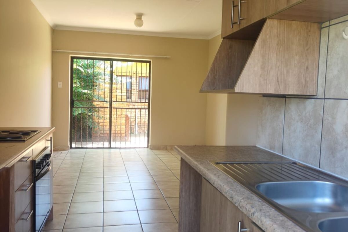 This lovely Pet friendly 2 bedroom unit is located in a secure complex with 24 hour security. - Photo 4