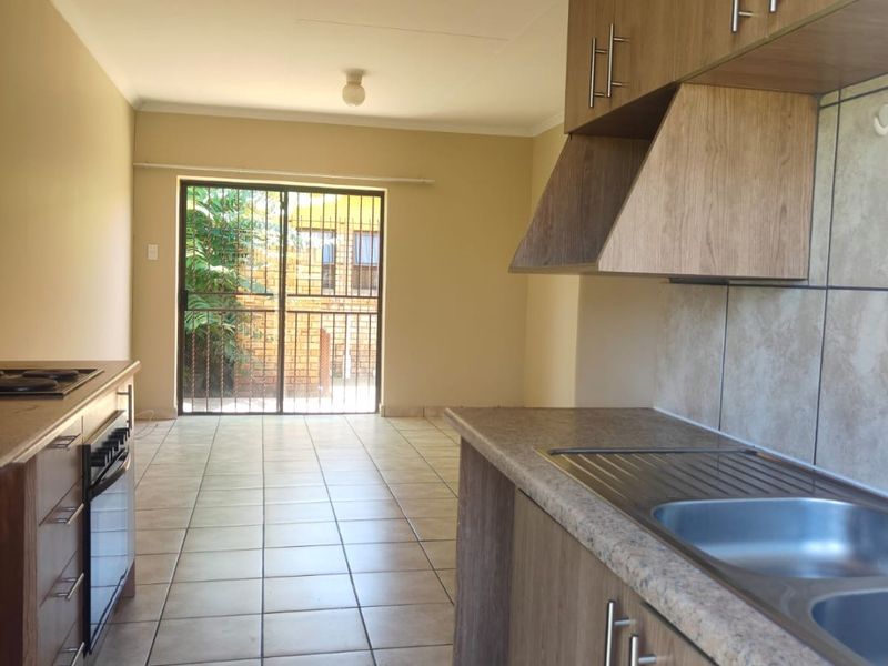 This lovely Pet friendly 2 bedroom unit is located in a secure complex with 24 hour security. - Photo 4