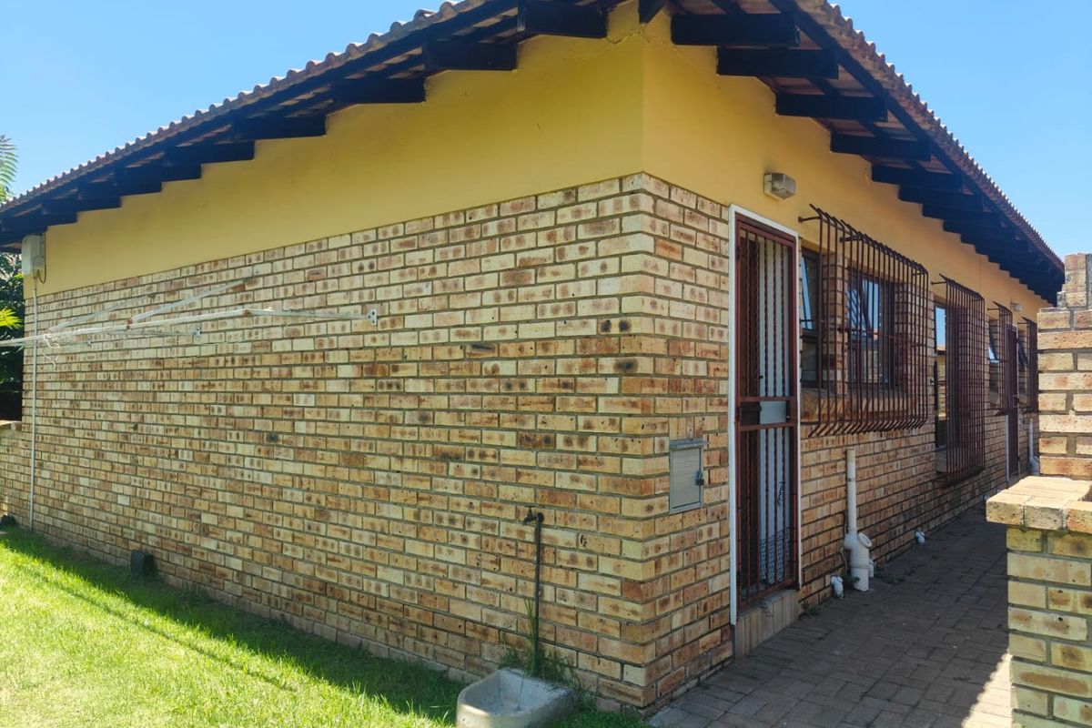 This lovely Pet friendly 2 bedroom unit is located in a secure complex with 24 hour security. - Photo 3